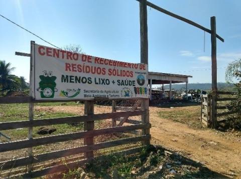 Faixa que comunica o fechamento do lixão de Campo Novo de Rondônia